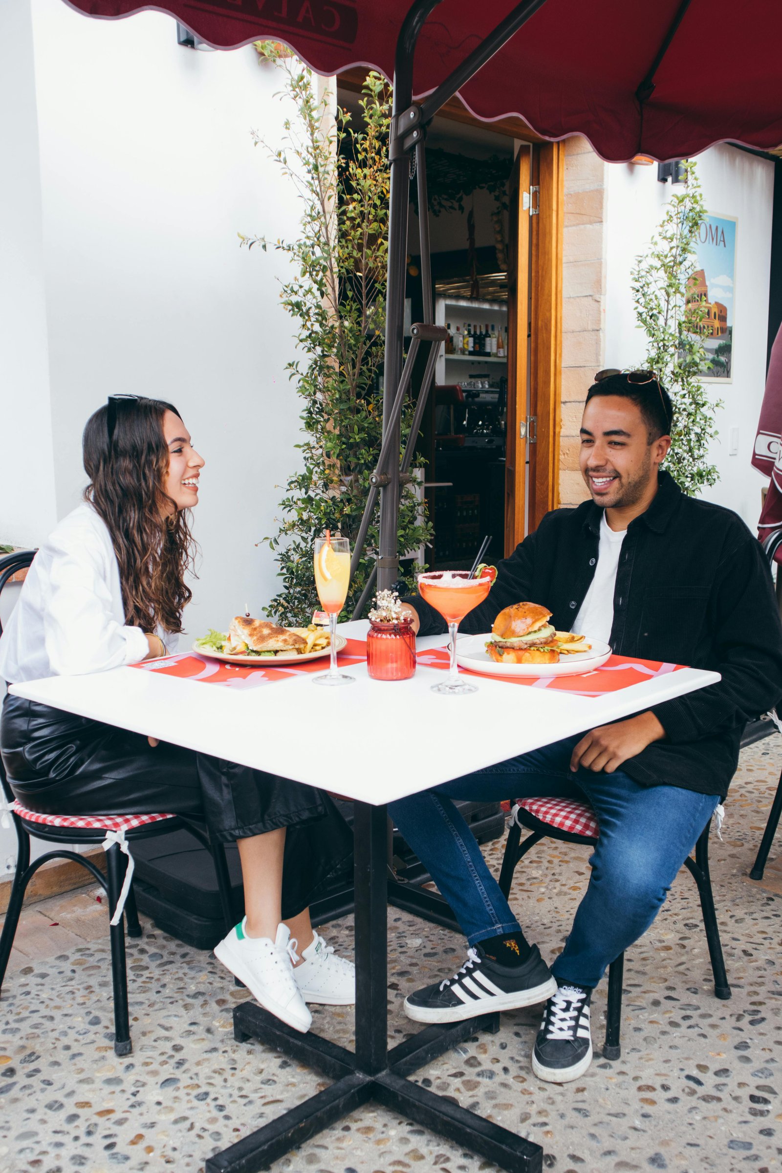 Couple heureux lors d'un premier rendez-vous dans un café